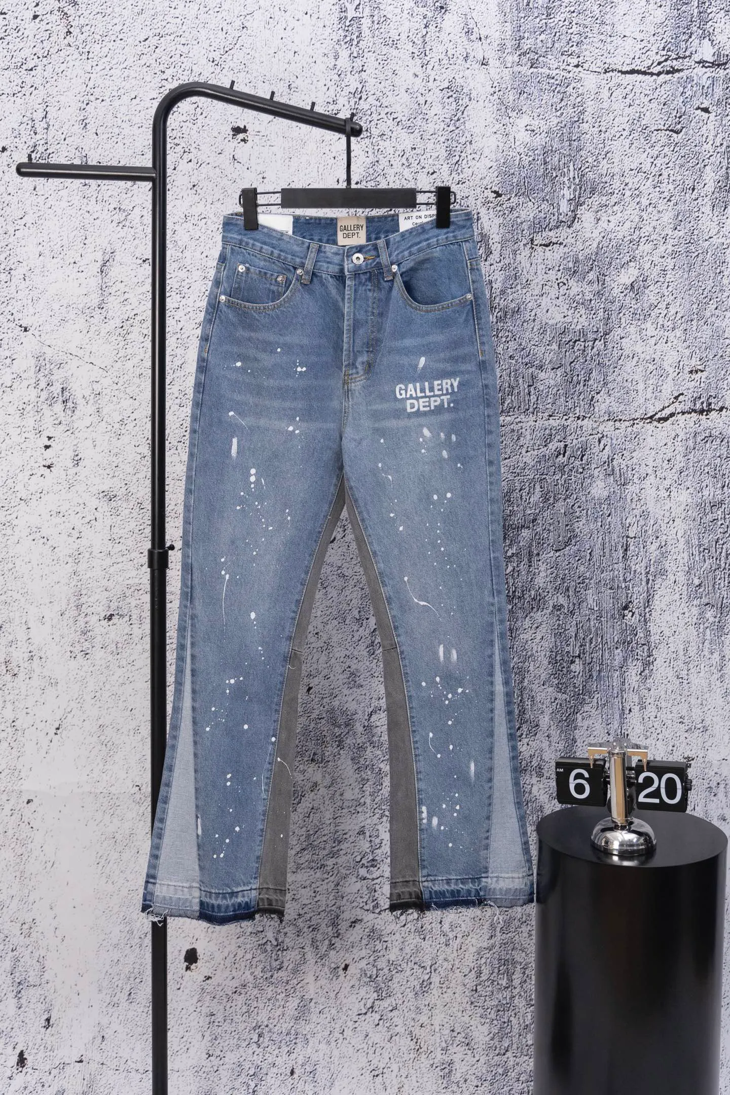 💰270 GALLERY DEPT.25ss new style splash-ink jeans, boot-cut trousers, denim + splash-ink, full of artistic sense! The trouser legs are spliced ​​with denim, creating a layered look, and the words "GALLERY DEPT." are super recognizable✨. High-density denim, wear-resistant and comfortable, perfect for daily wear or street style. Inspired by the classic elements of Helmut Lang, splashing ink is full of three-dimensionality. Pair it with simple tops or HL items to easily get a sense of avant-garde fashion! Gallery Dept. targets the global fashion pioneer group aged 18-35 and positions itself as a "high street art trendy brand". Cultural symbol output: Through endorsements from stars such as Virgil Abloh, Jennie, and Justin Bieber, the brand’s benchmark status in the hip-hop and fashion circles is strengthened. Size: 28-34 Color: Gray Blue